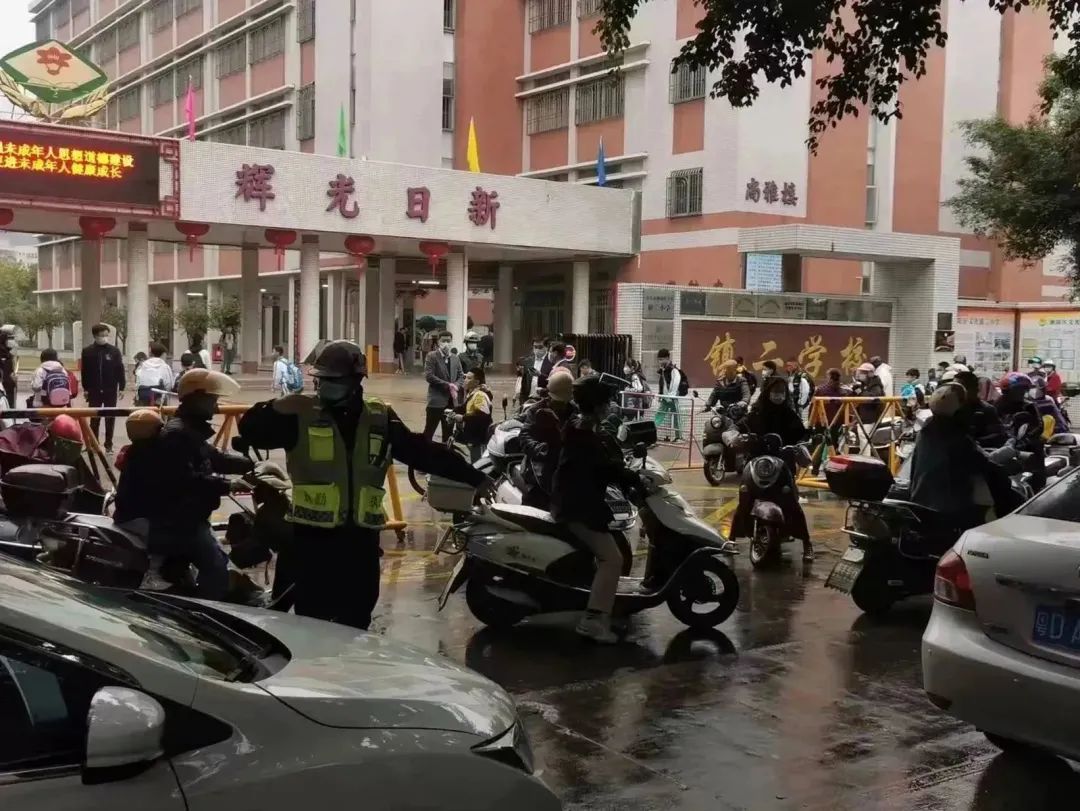 开学第一天｜汕头公安硬核“护学” 安全感拉满21.jpg