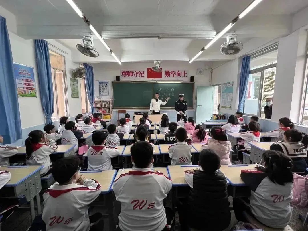 开学第一天｜汕头公安硬核“护学” 安全感拉满22.jpg