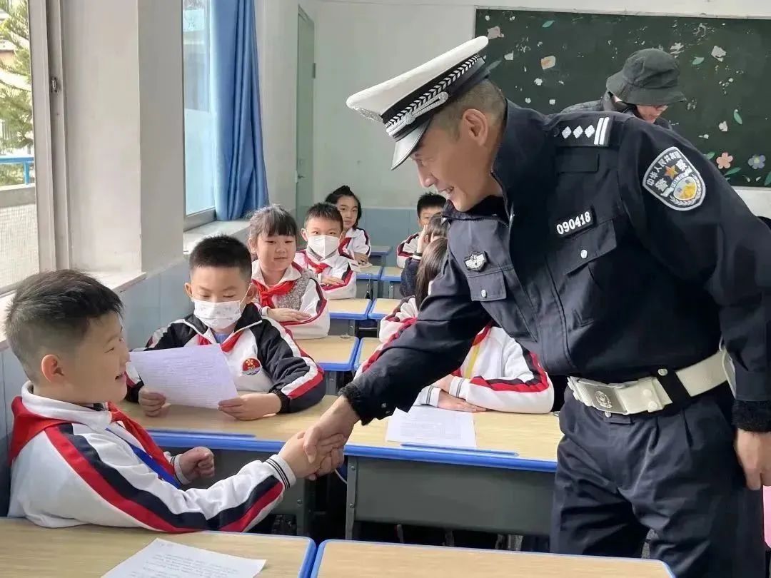 开学第一天｜汕头公安硬核“护学” 安全感拉满23.jpg