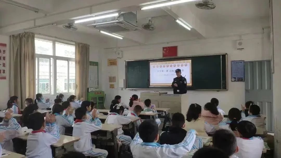 开学第一天｜汕头公安硬核“护学” 安全感拉满26.jpg
