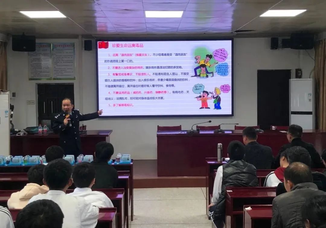 开学第一天｜汕头公安硬核“护学” 安全感拉满28.jpg