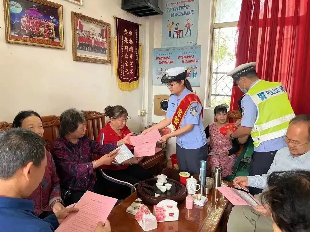 2023.05.10提升交通环境｜汕头交警：便民服务零距离 安全宣讲入人心1.jpg