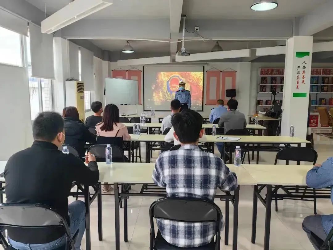 2023.05.10提升交通环境｜汕头交警：便民服务零距离 安全宣讲入人心3.jpg