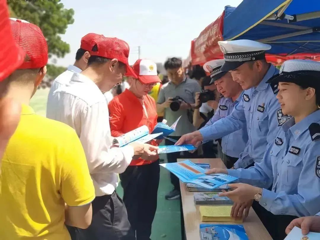 2023.05.10提升交通环境｜汕头交警：便民服务零距离 安全宣讲入人心4.jpg