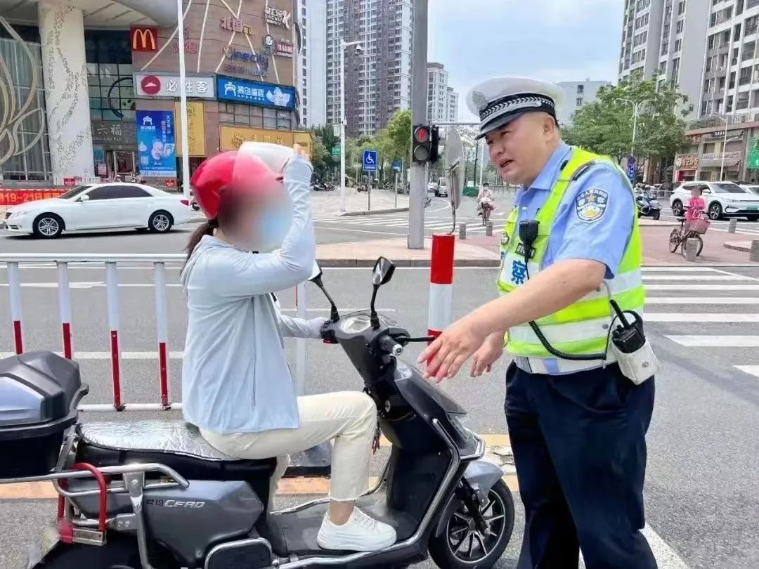 2023.05.19提升交通环境｜汕头交警：大力推行“摩电”交通违法行为劝导教育“五选一”工作5.jpg