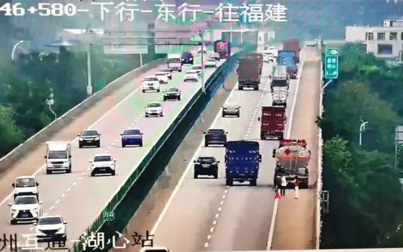 2023.06.12提升交通环境｜汕头交警：紧急处置一装载柴油的危运车爆胎滞留高速公路情况1.jpg