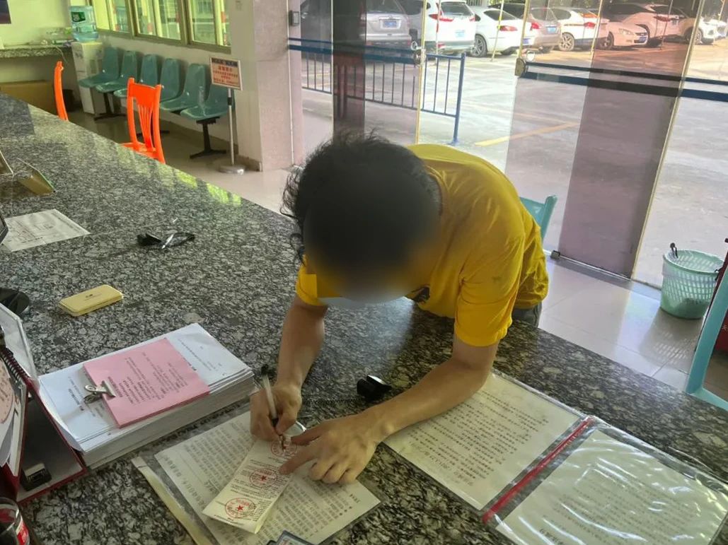 2023.07.26安全提示｜向违法连续变道说不！安全变道请这样做&rarr;2.jpg