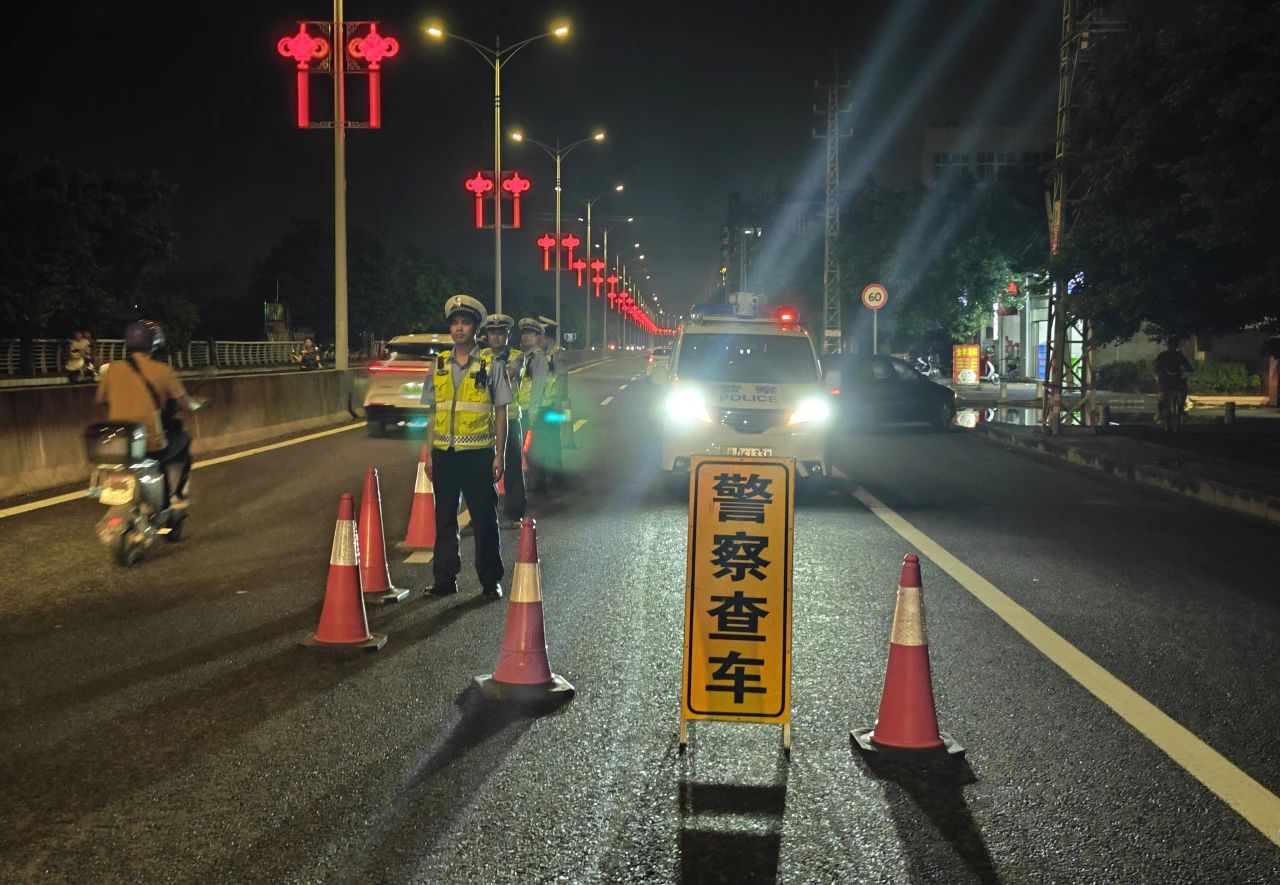 2023.07.30夏季治安打击整治行动｜“警”拧夏夜安全阀！汕头公安持续开展专项夜查统一行动3.jpg