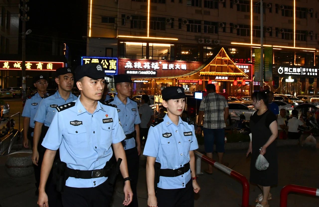 2023.08.12夏季治安打击整治行动｜守护华灯初“汕”时——汕头公安开展夏夜治安巡查宣防第三次集中统一行动1.jpg