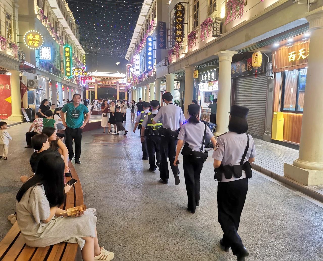 2023.08.12夏季治安打击整治行动｜守护华灯初“汕”时——汕头公安开展夏夜治安巡查宣防第三次集中统一行动2.jpg