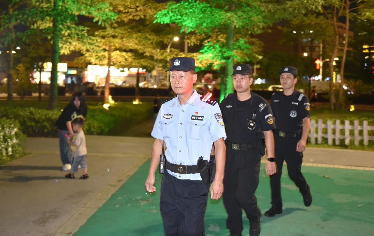 2023.08.12夏季治安打击整治行动｜守护华灯初“汕”时——汕头公安开展夏夜治安巡查宣防第三次集中统一行动3.jpg