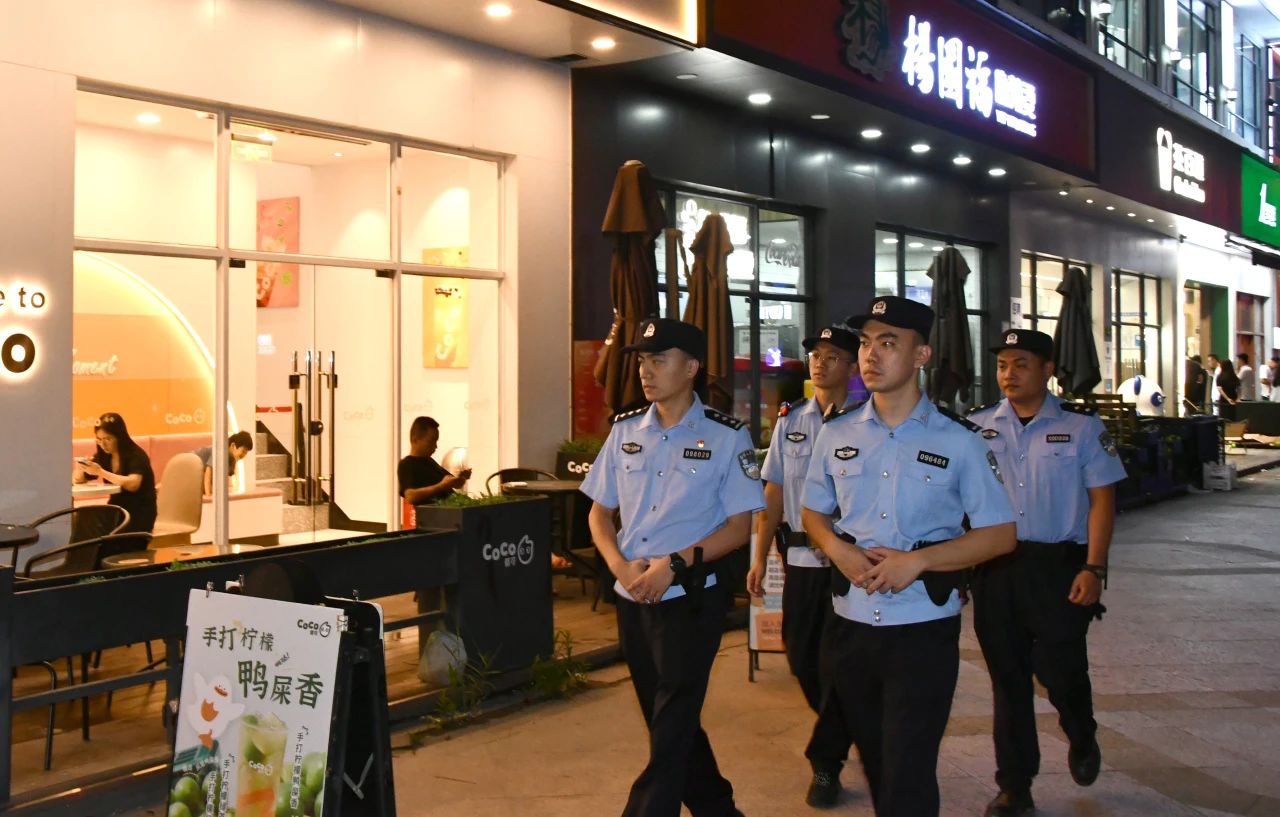 2023.08.12夏季治安打击整治行动｜守护华灯初“汕”时——汕头公安开展夏夜治安巡查宣防第三次集中统一行动4.jpg