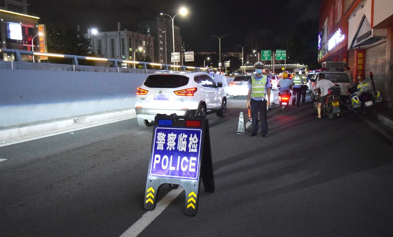2023.08.12夏季治安打击整治行动｜守护华灯初“汕”时——汕头公安开展夏夜治安巡查宣防第三次集中统一行动8.jpg