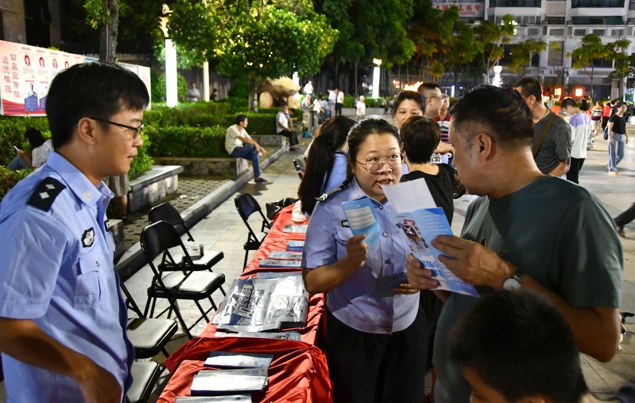 2023.08.12夏季治安打击整治行动｜守护华灯初“汕”时——汕头公安开展夏夜治安巡查宣防第三次集中统一行动11.jpg