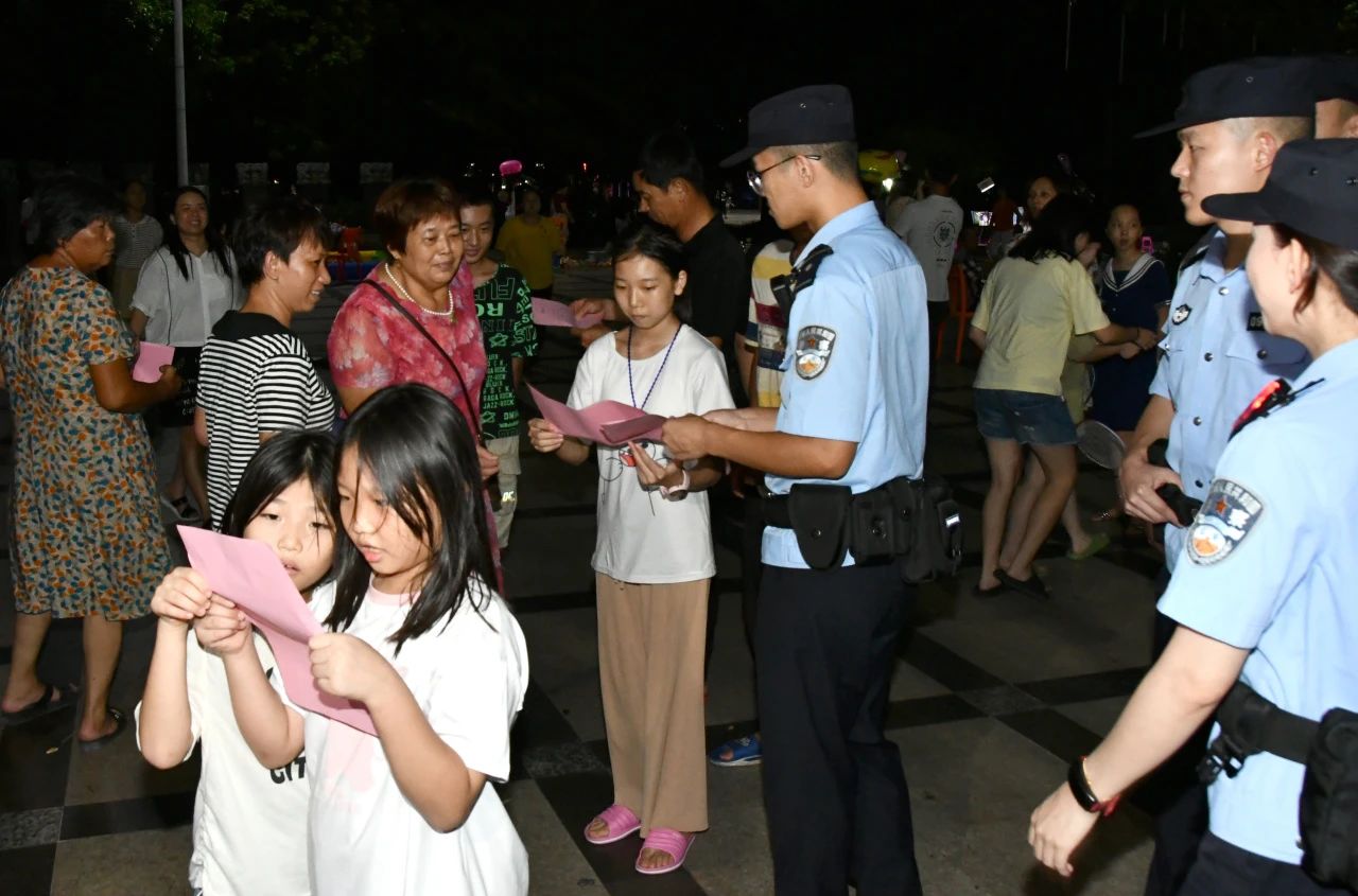 2023.08.12夏季治安打击整治行动｜守护华灯初“汕”时——汕头公安开展夏夜治安巡查宣防第三次集中统一行动12.jpg