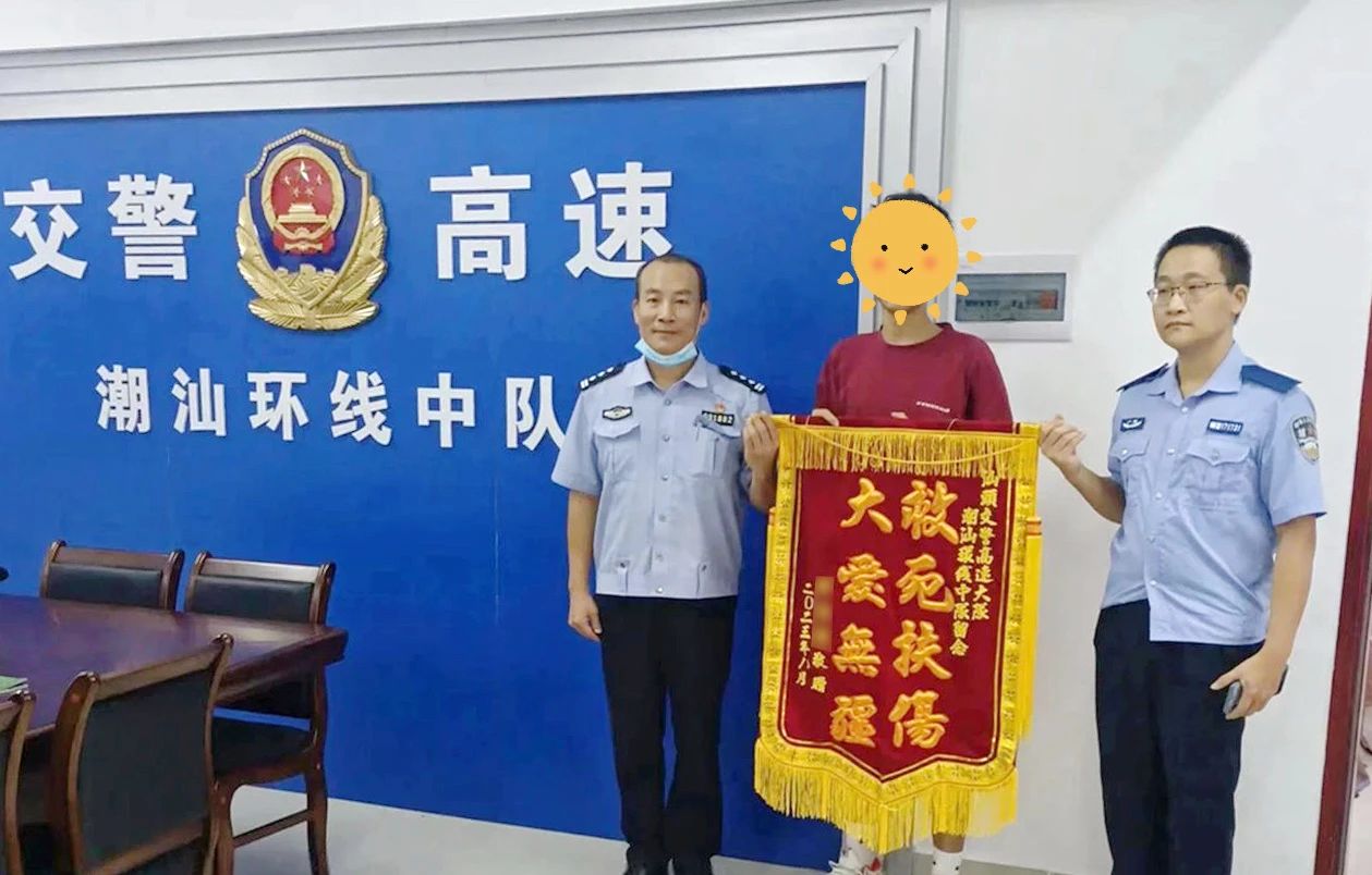 2023.08.22暖心警事｜飞奔车流中、乱石林立处，他们解救被困群众的样子真帅！2.jpg