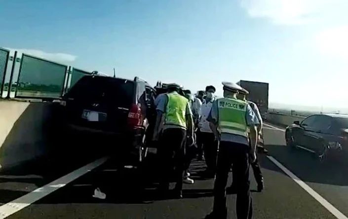 2023.08.22暖心警事｜飞奔车流中、乱石林立处，他们解救被困群众的样子真帅！3.jpg