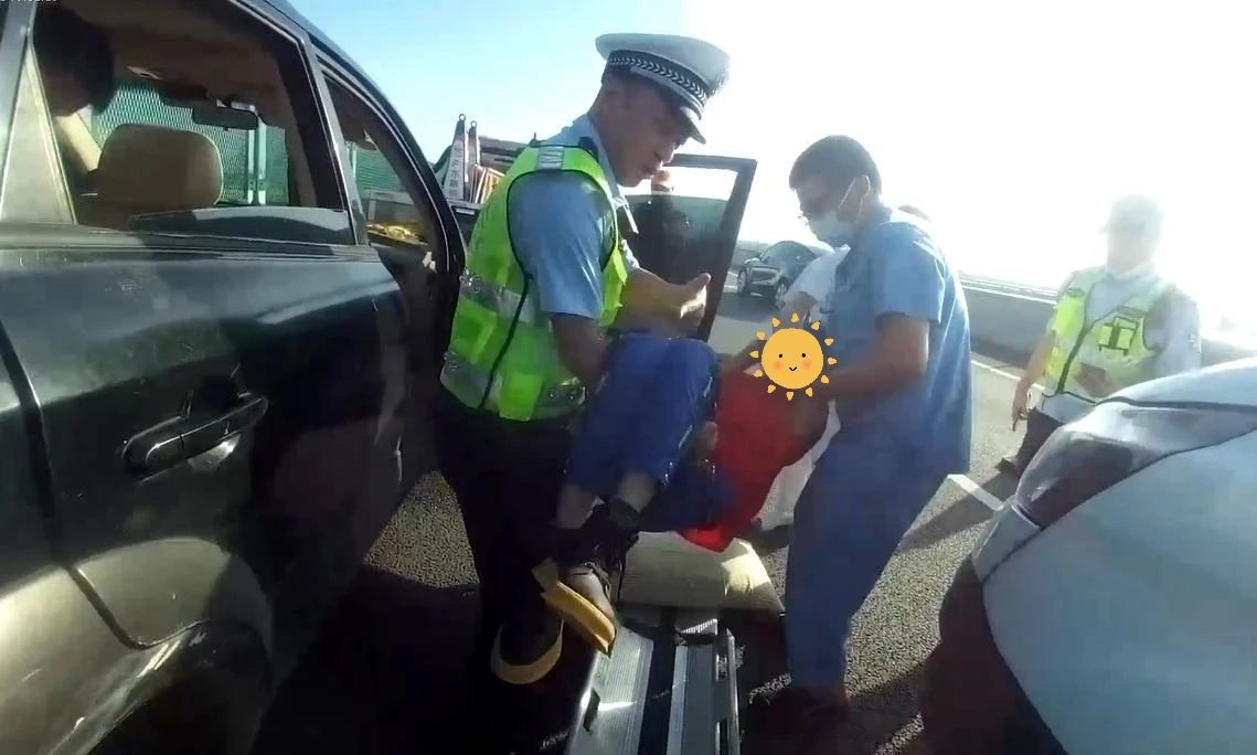 2023.08.22暖心警事｜飞奔车流中、乱石林立处，他们解救被困群众的样子真帅！4.jpg