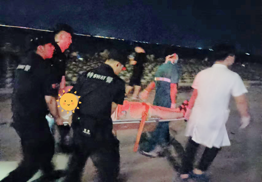 2023.08.22暖心警事｜飞奔车流中、乱石林立处，他们解救被困群众的样子真帅！5.png