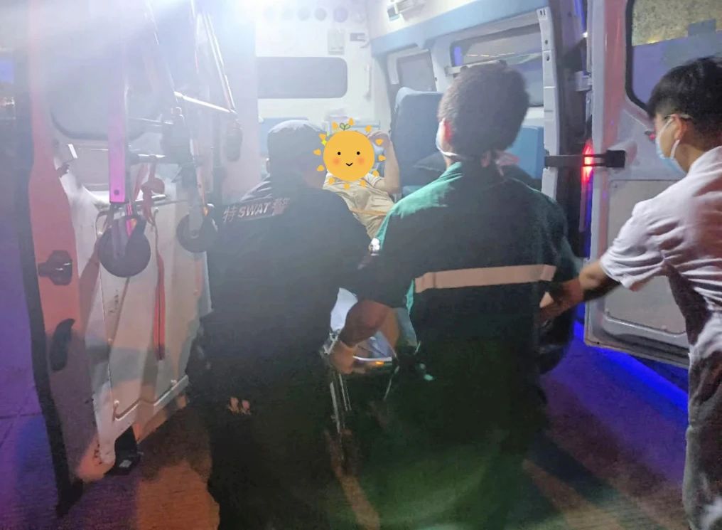 2023.08.22暖心警事｜飞奔车流中、乱石林立处，他们解救被困群众的样子真帅！6.jpg