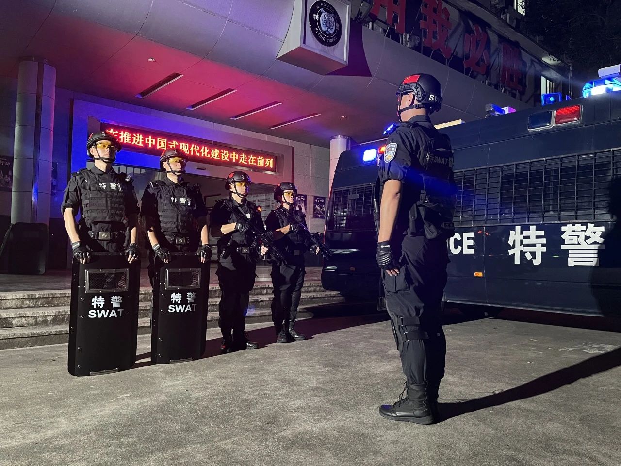 2023.08.26夏季治安打击整治行动|步步推进 时时守护:汕头公安开展夏夜治安巡查宣防第四次集中统一行动2.jpg