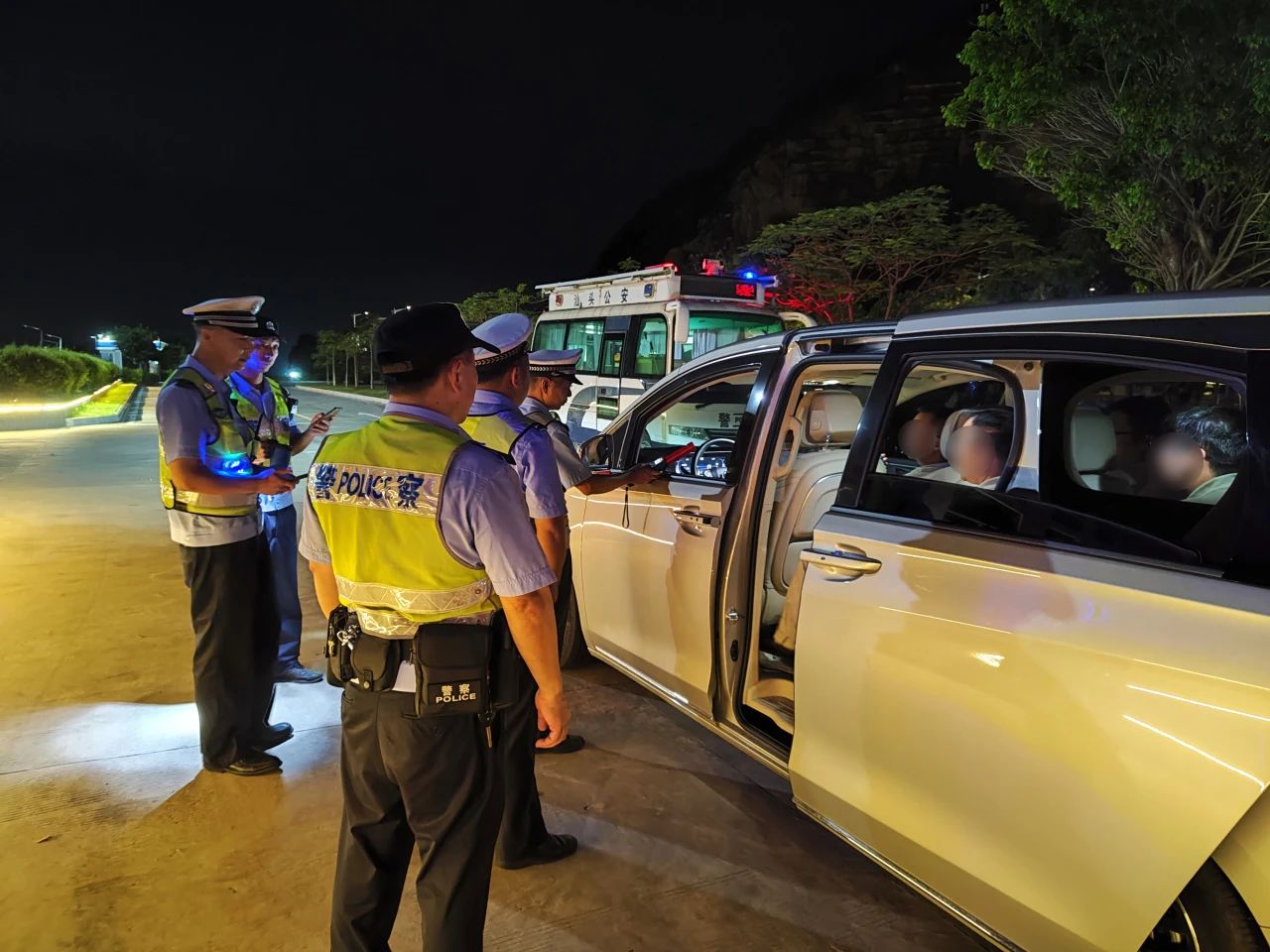 2023.08.26夏季治安打击整治行动|步步推进 时时守护:汕头公安开展夏夜治安巡查宣防第四次集中统一行动24.jpg