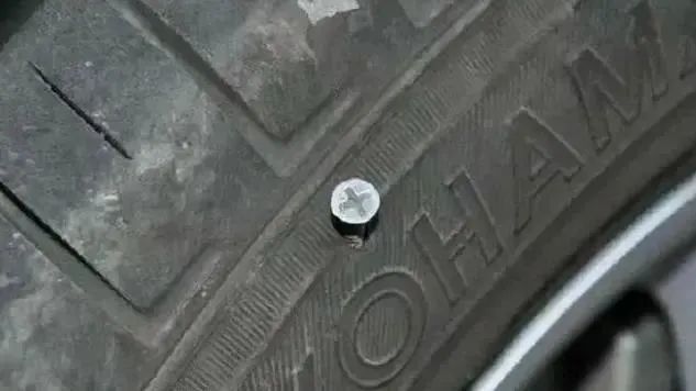 2023.10.12安全提示｜行车途中，车辆爆胎怎么办？3.jpg