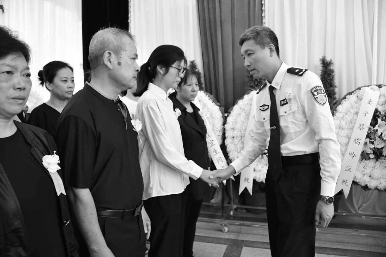 痛别英雄庄宜生同志遗体送别仪式举行