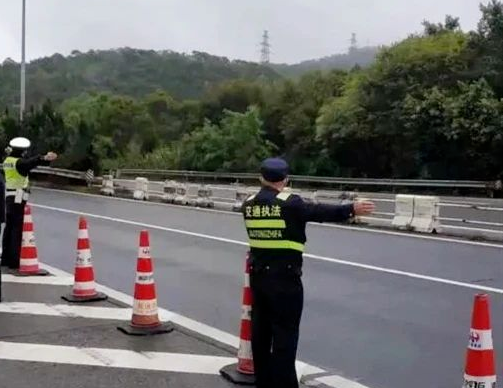 2023.12.10安全提示｜危险！危运车突发故障停在高速公路主车道，幸好交警及时处置除隐患&hellip;&hellip;2.png