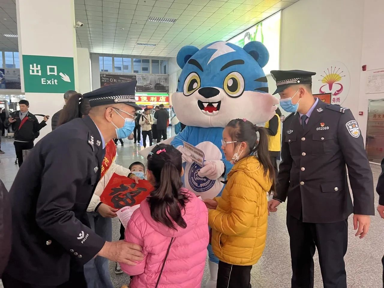 2024.01.31平安春运｜交警“福袋”，禁毒“快闪”，护航春运“氛围组”上线7.jpg