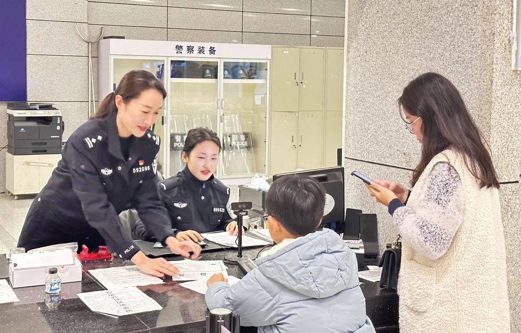 2024.02.02便民警务｜汕头公安迎来寒假办证“热潮”，这份提示请收好&hellip;&hellip;2.jpg