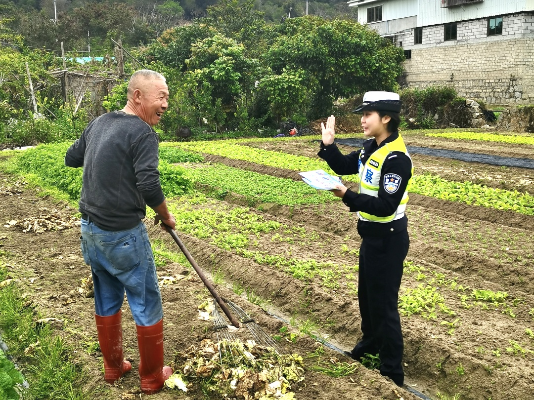 2024.03.28提升交通环境｜护耕正当时！汕头交警深入田间地头播撒“安全种子”1.jpg