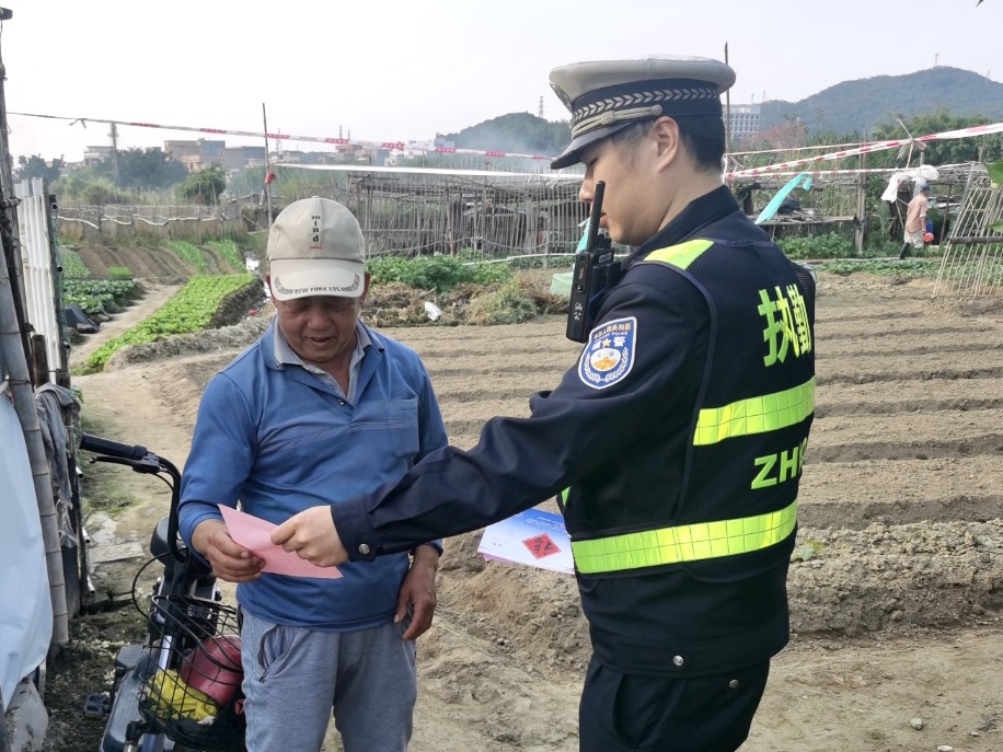 2024.03.28提升交通环境｜护耕正当时！汕头交警深入田间地头播撒“安全种子”2.jpg