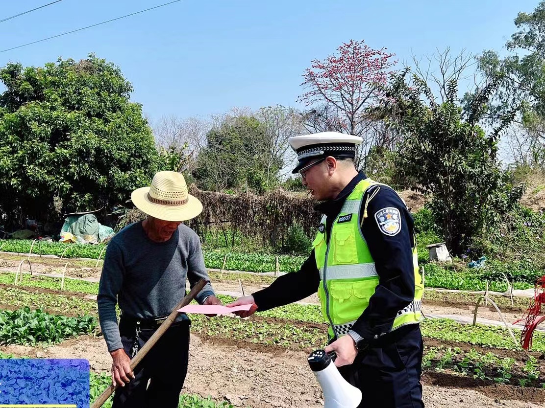 2024.03.28提升交通环境｜护耕正当时！汕头交警深入田间地头播撒“安全种子”3.jpg