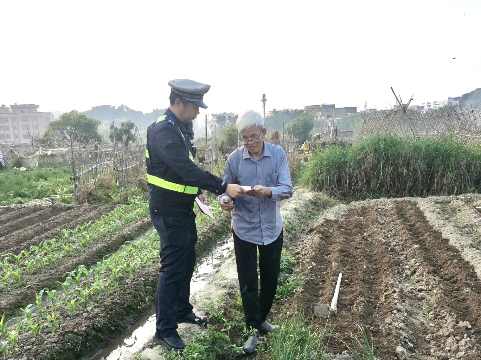 2024.03.28提升交通环境｜护耕正当时！汕头交警深入田间地头播撒“安全种子”4.jpg