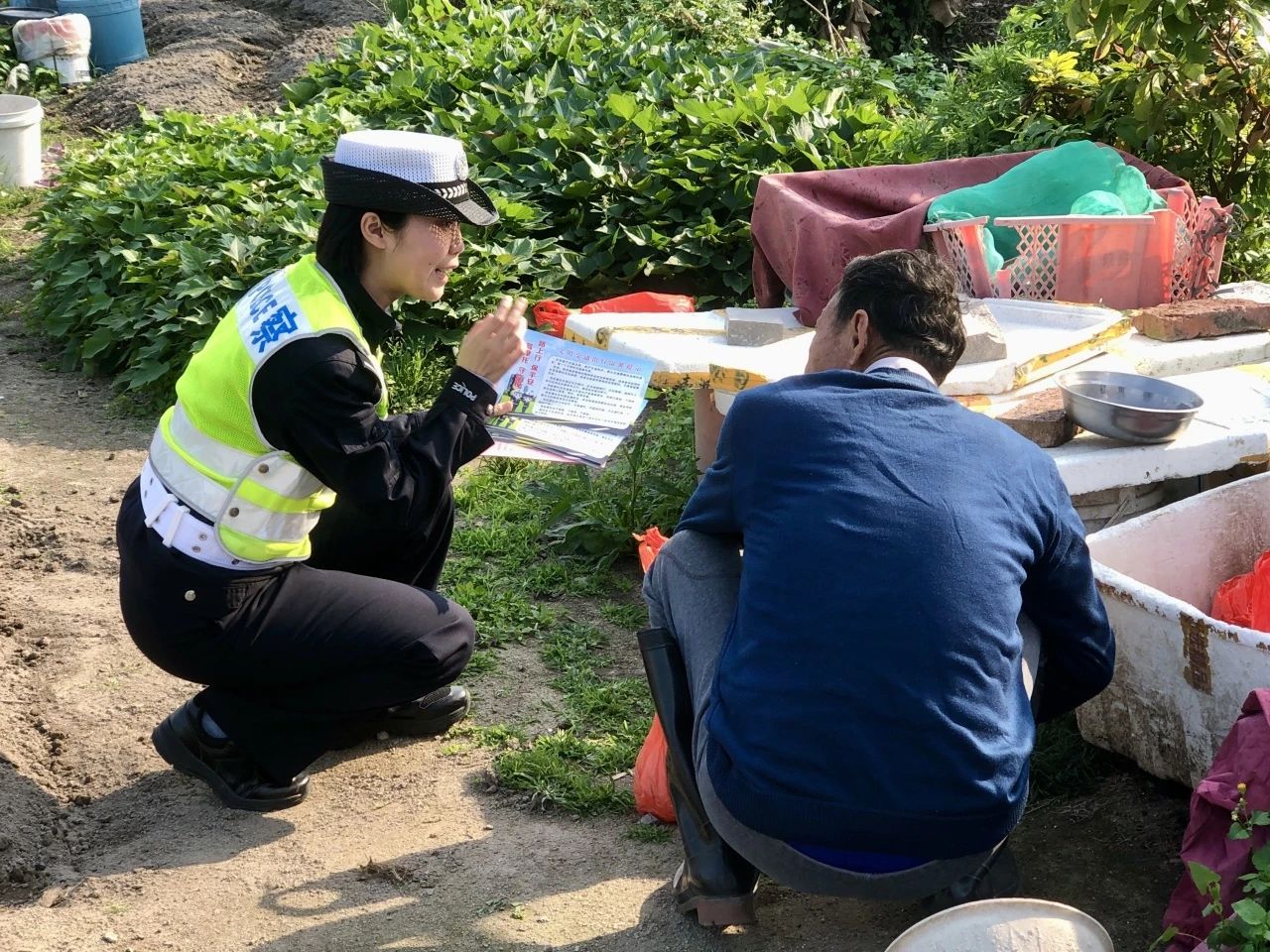 2024.03.28提升交通环境｜护耕正当时！汕头交警深入田间地头播撒“安全种子”5.jpg