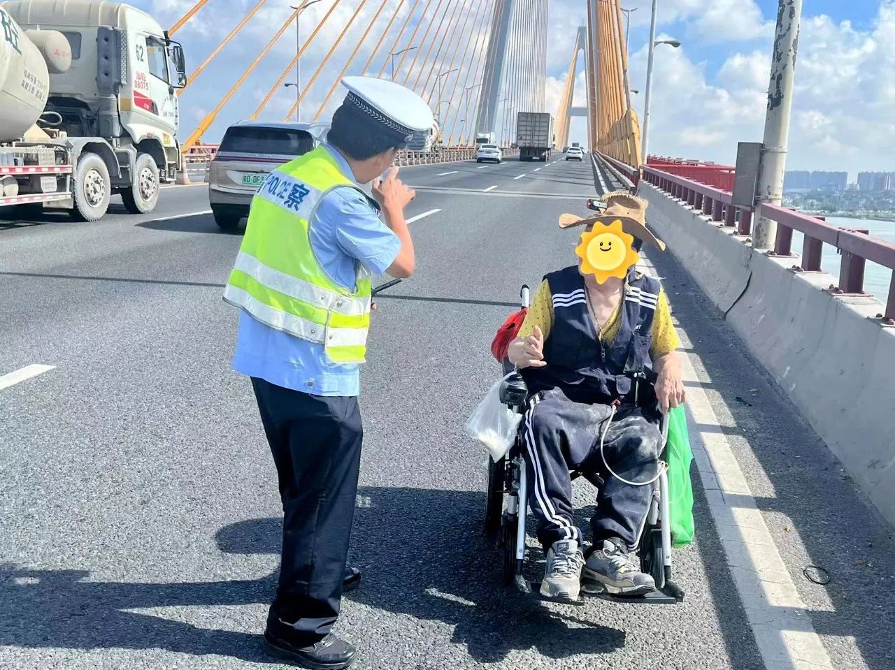 2024.07.19暖心警事｜暖心一幕！老人乘轮椅误上道路逆行，交警撑伞全程陪护1.jpg