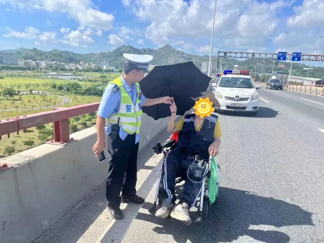2024.07.19暖心警事｜暖心一幕！老人乘轮椅误上道路逆行，交警撑伞全程陪护2.jpg
