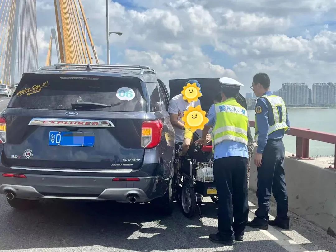 2024.07.19暖心警事｜暖心一幕！老人乘轮椅误上道路逆行，交警撑伞全程陪护3.jpg