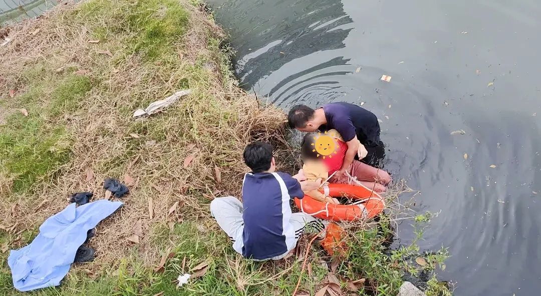 2024.09.30暖心警事｜“警”护平安！纵身入河急救援，疾驰护送就医1.jpg