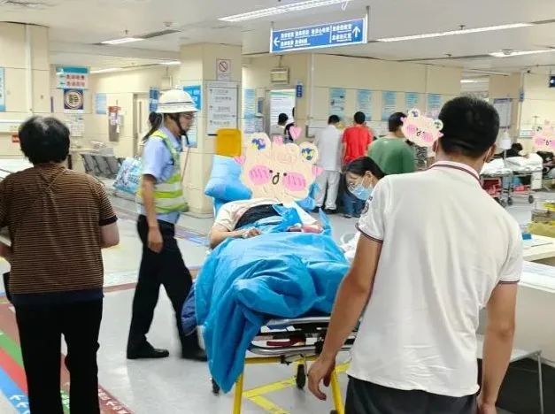 2024.09.30暖心警事｜“警”护平安！纵身入河急救援，疾驰护送就医6.jpg