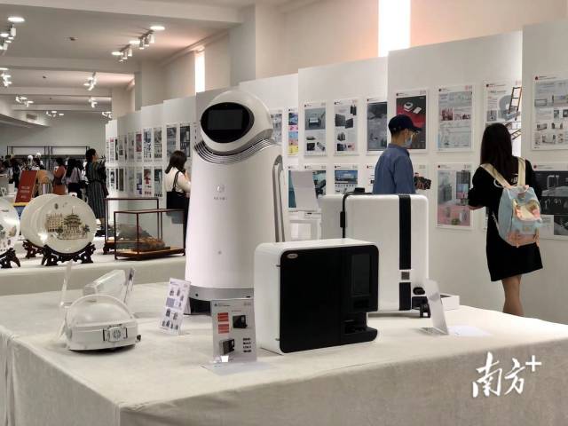 长江工业设计中心团队在调试 光伏板清洁机器人。    南方+ 余丹 拍摄