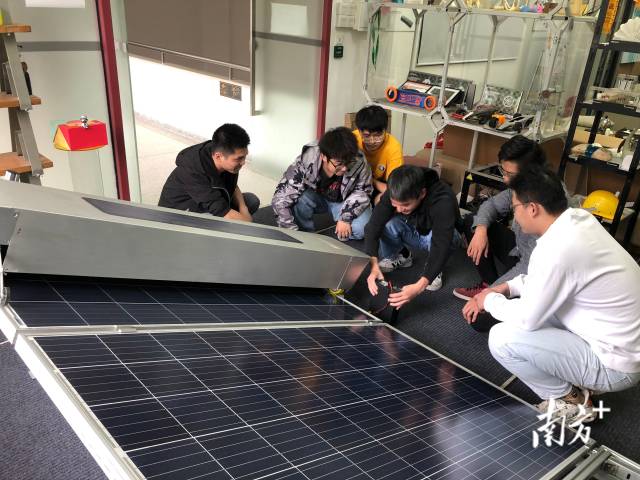 长江工业设计中心团队在调试光伏板清洁机器人。   南方+ 余丹 拍摄