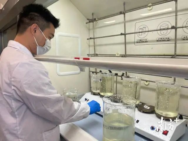 汕头市纺织材料创新中心将依托汕头实验室的科研力量，构建产业链创新体系。