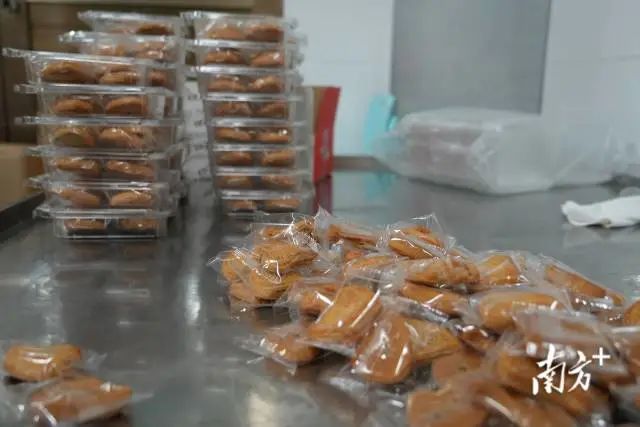 老菜脯休闲零食产品。 南方+ 张伟炜 拍摄 图片