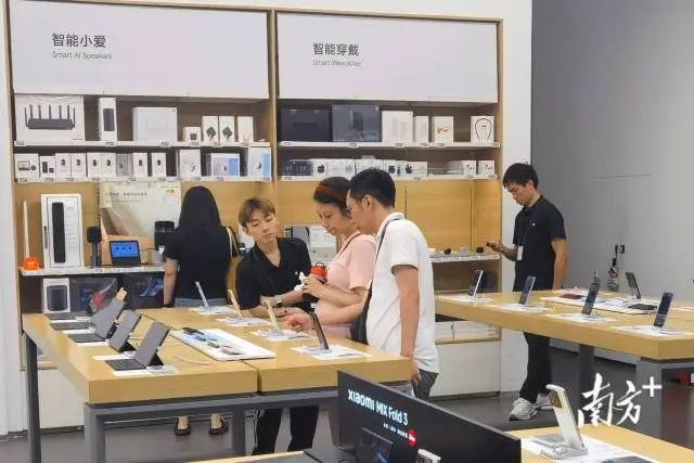优惠多多吸引市民换购新手机。  南方+ 张晓宜 拍摄 图片