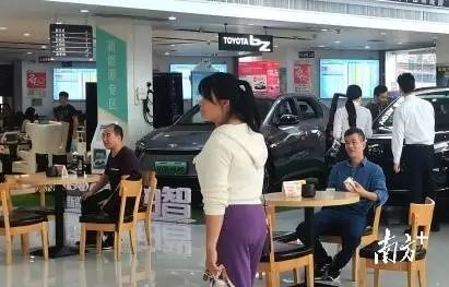 以旧换新政策让市民购车热情高涨。受访者供图 图片