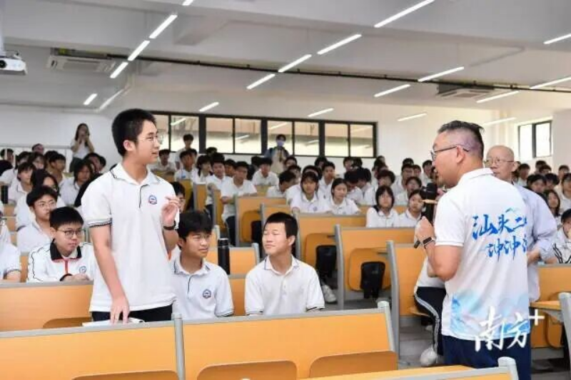 学生们抢答问题。 学生们抢答问题。
