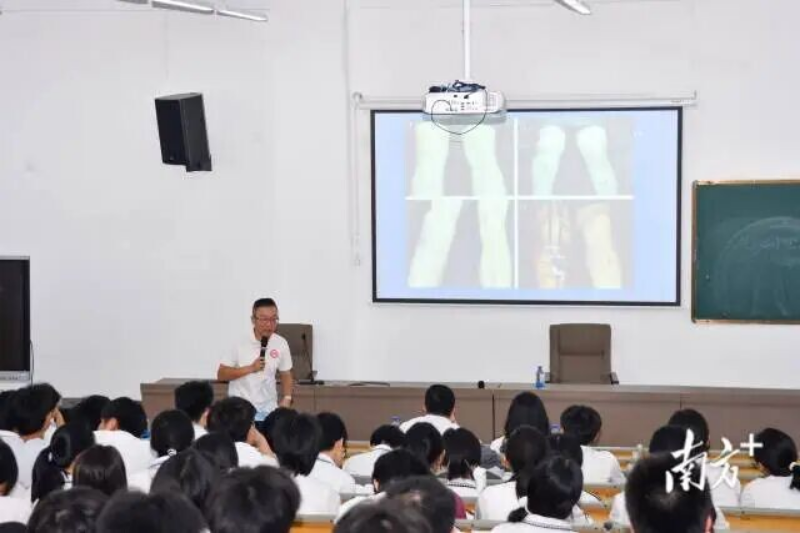 专业医生作运动主题健康科普。 专业医生作运动主题健康科普。