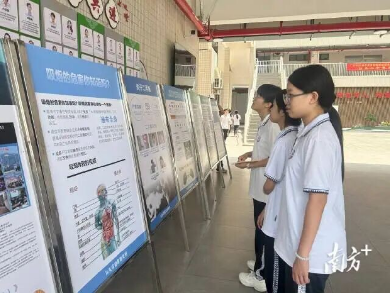 现场布设的健康科普展板。 现场布设的健康科普展板。